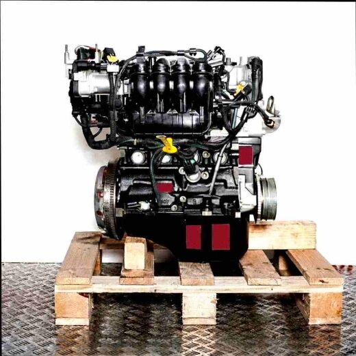 A complete engine, code 350 A1.000, on a wooden pallet. The background is white.