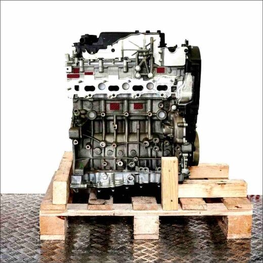 Complete engine 4HB (DW12RUD) on a wooden pallet against a white background. Side view of the engine, no watermarks or logos.