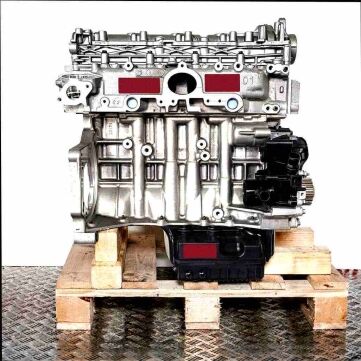 D 15 DTH (DV5RC) engine on a wooden pallet, set against a white background. Complete engine, side view.