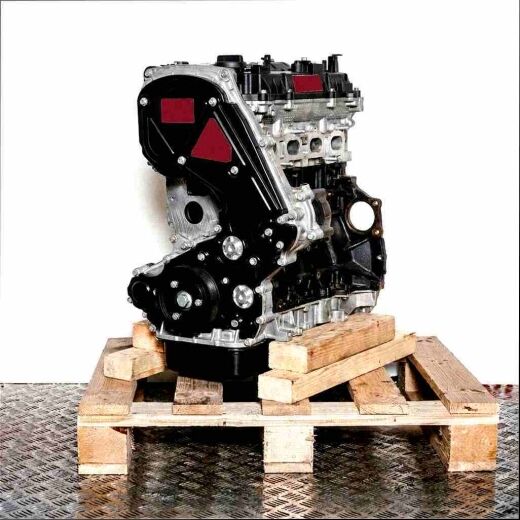 D4CB engine on a wooden pallet against a white background. Vertical view of the engine, no watermarks.