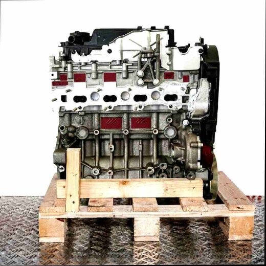 Side view of a DW10FDDU370 engine on a wooden pallet against a white background. The engine is vertically aligned.