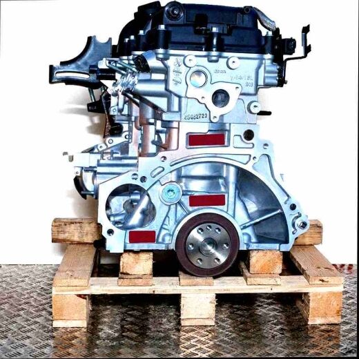G4FC engine on a wooden pallet against a white background. Side view of the engine, oriented vertically.