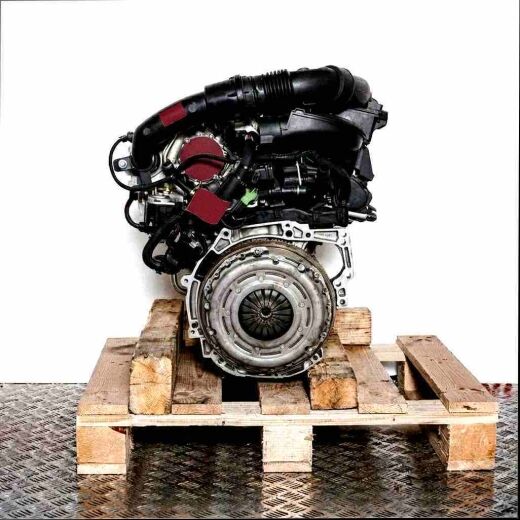 Engine HNZ (EB2DT) on a wooden pallet against a white background. Front/front-angled view.
