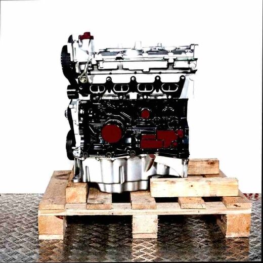 Side view of a K4M 752 engine on a wooden pallet against a white background. The engine block is black, the cylinder head and oil pan are silver.