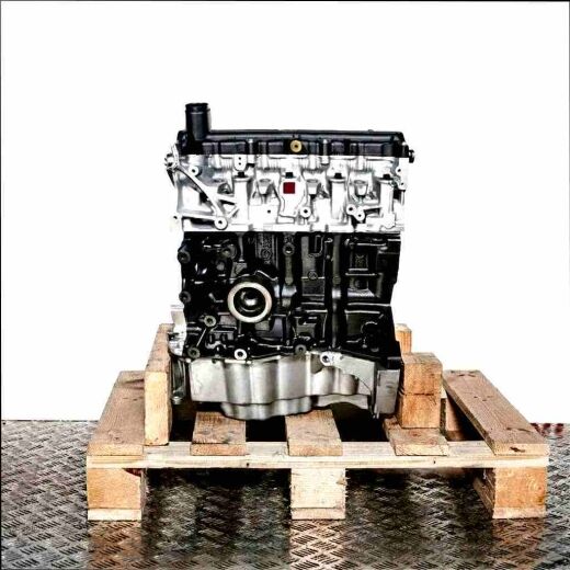 K9K 700 engine on a wooden pallet, set against a white background. Side view of the engine.
