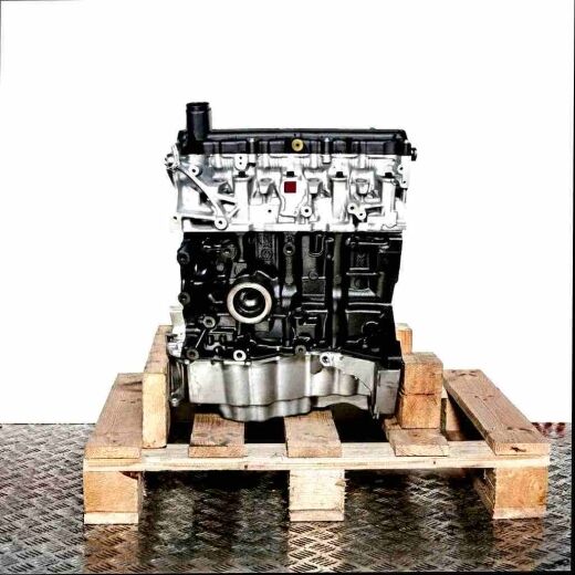 Side view of engine K9K 710 on a wooden pallet against a white background. The engine is fully visible, showcasing components like the cylinder head, engine block, and oil pan.