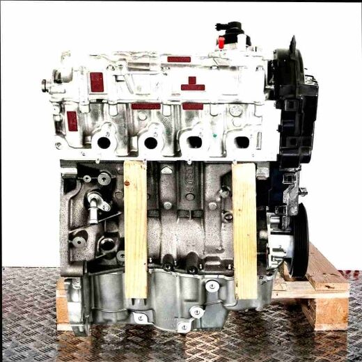 K9K 872 engine on a wooden pallet against a white background. Detailed view of the engine block and components from a side perspective.