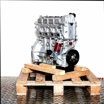 Engine M 160.920 on a wooden pallet against a white background. The silver engine with a black pulley and blue cover is shown from the side.