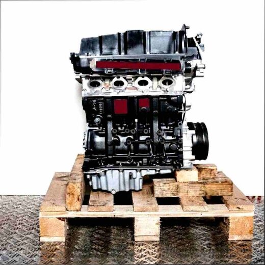 Side view of a black and silver M47 D20 (204D4) engine on a wooden pallet against a white background. The engine is isolated and fully visible.