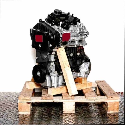 Side view of an OM 608.915 (K9K) engine on a wooden pallet against a white background. The engine features black and silver components.