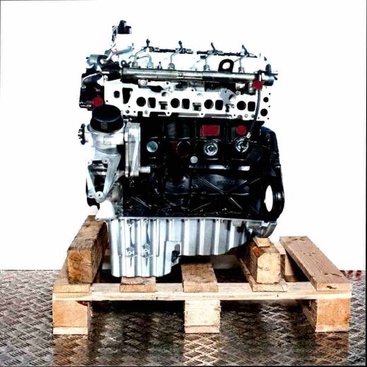 OM 646.986 diesel engine on a wooden pallet against a white background. Side view of the engine, perfect for parts and repairs.