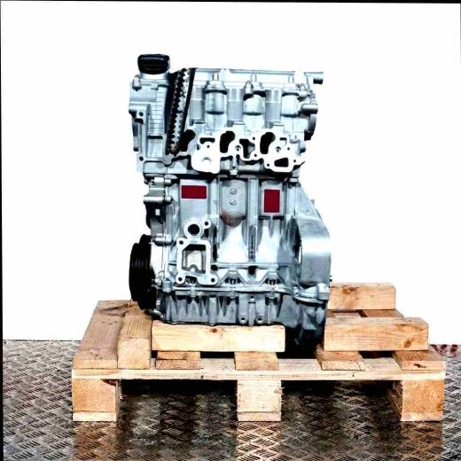 Side view of the OM 660.940 engine on a wooden pallet against a white background. The engine is vertically oriented.
