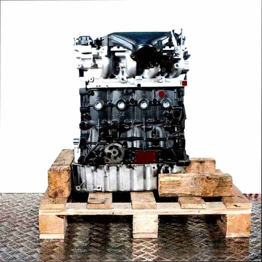 RHD (DW10CTED4) engine on a wooden pallet, set against a white background. A detailed view of the engine.