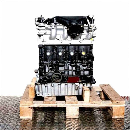 RHF (DW10BTED4) engine on a wooden pallet against a white background. Front view, perfect for parts or repair.