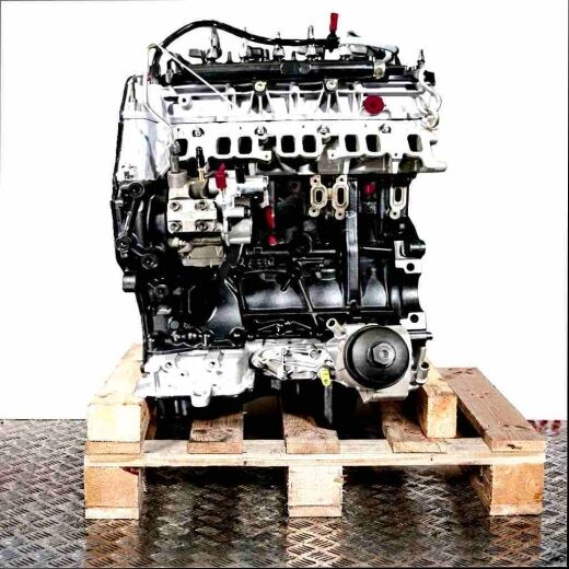 Side view of engine T22DD0P in black and silver on a wooden pallet against a white background. Features yellow and red accents on hoses and fasteners.